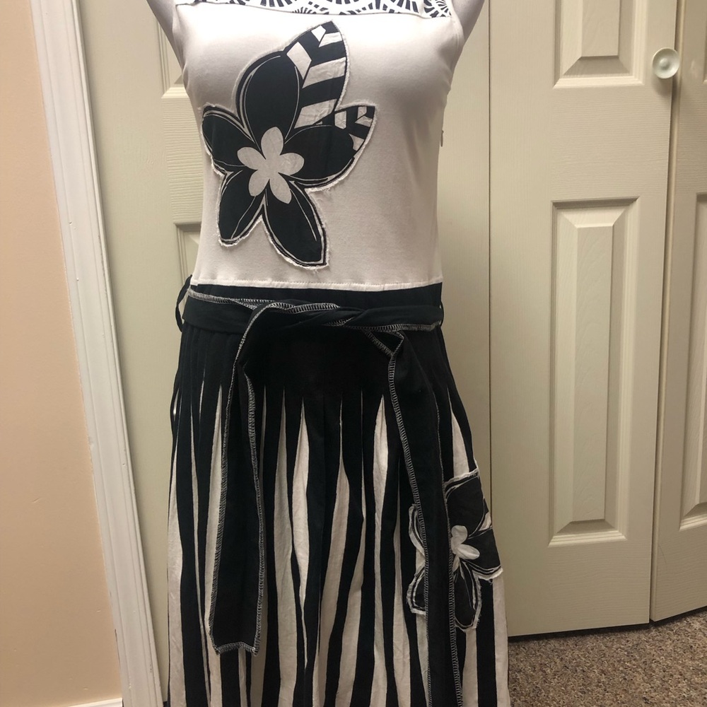Savage Culture Size Medium Black and White Floral Dress